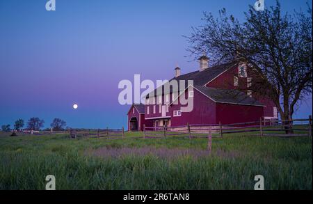 Grange rouge à la ferme Codori à Gettysburg la Lune se met en place Banque D'Images