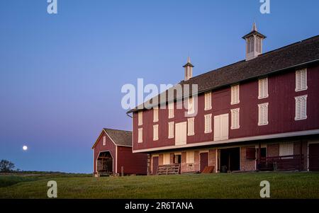 Grange rouge à la ferme Codori à Gettysburg la Lune se met en place Banque D'Images