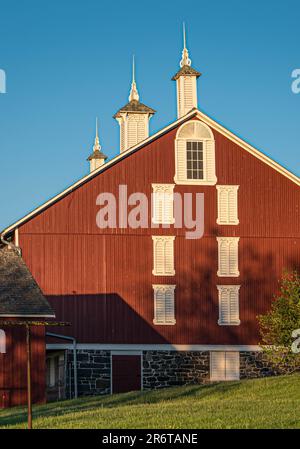 Lever de soleil contre la grange rouge de la ferme Codori à Gettysburg Banque D'Images