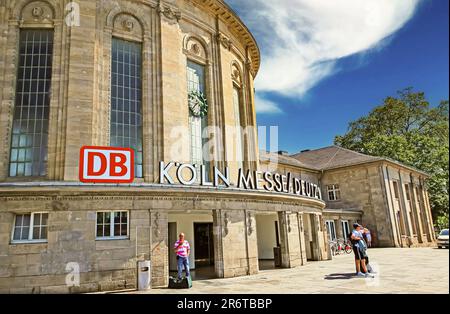 Cologne (Köln Deutz Messe Bahnhof), Allemagne - 6 juin. 2023: Ancienne gare allemande entrée du bâtiment du 18th siècle Banque D'Images