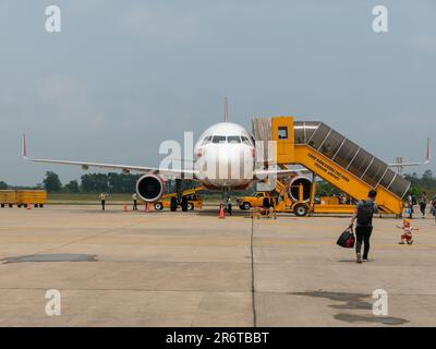 Thanh Hoa, Vietnam - 28 mars 2018 : passagers embarquant à bord d'un Airbus A320 NEO de VieJet à l'aéroport de Tho Xuan à Thanh Hoa, Vietnam. Viejet est un des principaux bu Banque D'Images