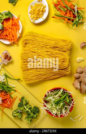 nouilles ingrédients plat à poser Banque D'Images