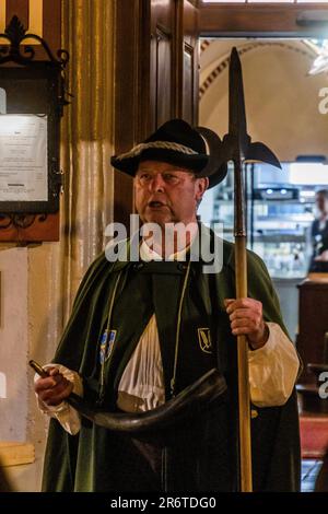 DINKELSBUHL, ALLEMAGNE - 28 AOÛT 2019 : Nachtwachter (veilleur de nuit), à la tête d'une balade à Dinkelsbuhl, dans l'État de Bavière, en Allemagne Banque D'Images