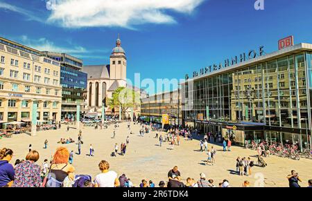 Cologne (Köln, Hauptbahnhof), Allemagne - 5 juin. 2023: Vue sur la place animée à l'entrée de la gare centrale en été Banque D'Images