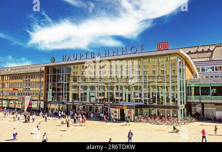 Cologne (Köln, Hauptbahnhof), Allemagne - 5 juin. 2023: Vue sur la place animée à l'entrée de la gare centrale en été Banque D'Images