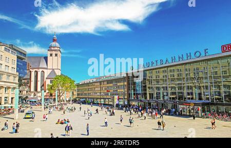 Cologne (Köln, Hauptbahnhof), Allemagne - 5 juin. 2023: Vue sur la place animée à l'entrée de la gare centrale en été Banque D'Images