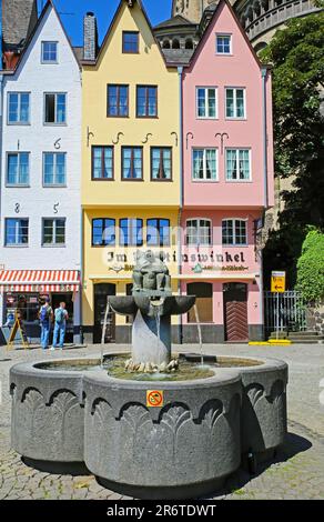 Cologne (Köln, Fischmarkt), Allemagne - 6 juin. 2023: Place avec fontaine dans le centre de la vieille ville, hautes maisons médiévales colorées Banque D'Images