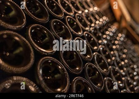 (C) Denis TRASFI / MAXPPP - à Montrichard le 27-02-2023 - Cave Monmousseau - plages de bouteilles entrées pour la prise de mousse Banque D'Images