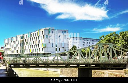 Cologne (Köln, Rheinauhafen), Allemagne - 6 juin. 2023: Magnifique ancien pont tournant en acier dans le port du rhin, NH et ART Hôtel bâtiments Banque D'Images