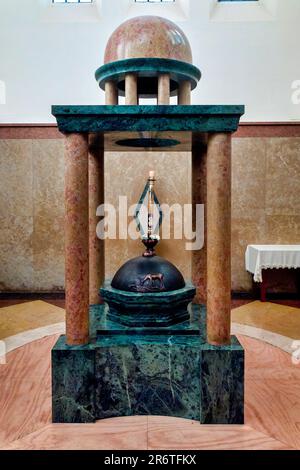 Police baptismale de la Cathédrale, Pescara, Italie Banque D'Images