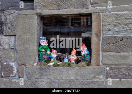Nains de jardin à la fenêtre Banque D'Images