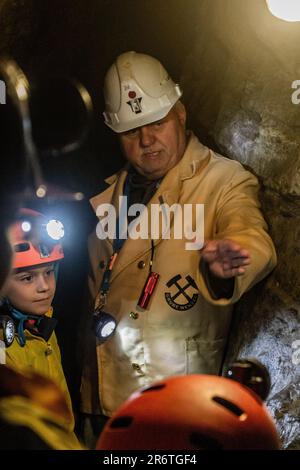 OBERWOLFACH, ALLEMAGNE - 2 SEPTEMBRE 2019: Guide à Wenzel Pit (Grube Wenzel) ancienne mine d'argent dans la ville d'Oberwolfach à Baden-Wuerttemberg, Allemagne Banque D'Images