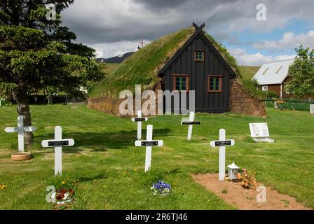 Cimetière, Vidimyrarkirkja, Vidimyri, près de Varmahlid. Islande, maison de terre, toit vert, église de tourbe Banque D'Images