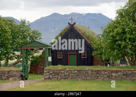 Vidimyrarkirkja, Vidimyri, près de Varmahlid. Islande, maison de terre, toit vert, église de tourbe Banque D'Images