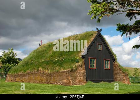 Vidimyrarkirkja, Vidimyri, près de Varmahlid. Islande, maison de terre, toit vert, église de tourbe Banque D'Images