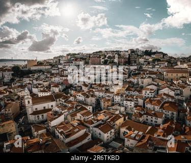 Drone capture l'essence enchanteresse d'Alfama. Les ruelles étroites, les bâtiments colorés et le charme ancien prennent vie d'en haut, révélant le cœur et l'âme Banque D'Images