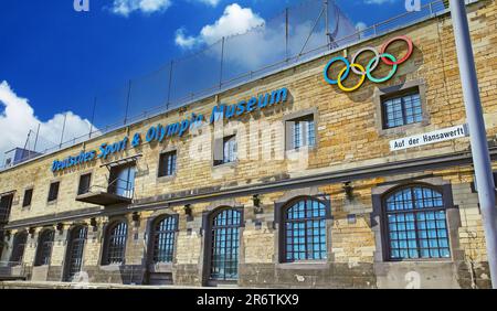 Cologne (Köln, Rheinauhafen), Allemagne - 6 juin. 2023: Vue sur la façade de l'ancien bâtiment du deutsches olympia et du musée du sport Banque D'Images