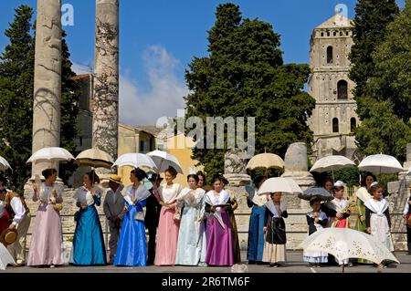 Femmes en costume traditionnel, Arlesiennes, tête du Costume, Arles, Bouches-du-Rhône, Provence, Sud de la France, spécialités traditionnelles, traditionnelles Banque D'Images