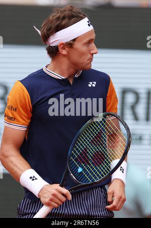 Paris, France. 11th juin 2023. Casper Ruud, de Norvège, réagit lors de la finale masculine contre Novak Djokovic, de Serbie, lors du tournoi de tennis ouvert à Roland Garros à Paris, France, 11 juin 2023. Credit: Gao Jing/Xinhua/Alamy Live News Banque D'Images