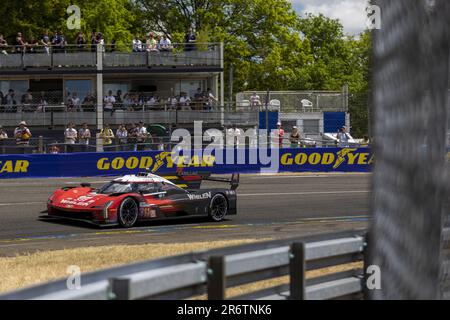 311 DERANI Luis Felipe (BRA), SIMS Alexander (gbr), AITKEN Jack (gbr), action Express Racing, Cadillac V-Series.R, Action pendant les 24 heures du Mans 2023 sur le circuit des 24 heures du Mans de 10 juin à 11, 2023 au Mans, France - photo: Damien Saulnier/DPPI/LiveMedia Banque D'Images