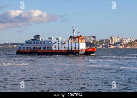 Lisbonne, Portugal - 01 juin 2018: Ferry traversant la rivière vers Almana. Banque D'Images