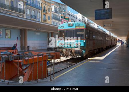 Lisbonne, Portugal - 02 juin 2018 : train interrégional (IR) à la plate-forme 2 de la gare Santa Apolónia, le plus ancien terminus ferroviaire du Portugal. Banque D'Images