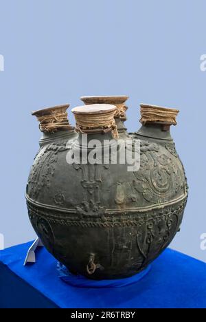 Cut Out, le Pancamukha Vadyam, est un instrument à percussion en forme de tonneau (tambour métallique) utilisé dans la musique de temple à cinq visages, Tamil Nadu, Inde du Sud Banque D'Images