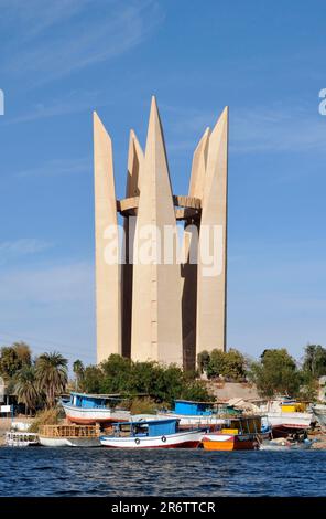 Monument aux fleurs de Lotus, par le sculpteur Ernst Neizvestny, barrage d'Assouan, Égypte Banque D'Images