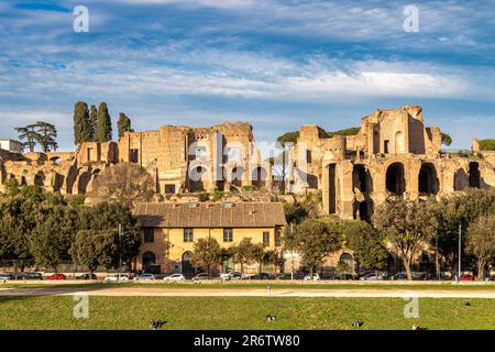 Le palais Domitian sur le Mont Palatin surplombant le Cirque Maximus, un ancien stade de course de chars romains et lieu de divertissement à Rome, en Italie Banque D'Images