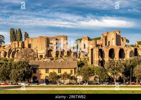 Le palais Domitian sur le Mont Palatin surplombant le Cirque Maximus, un ancien stade de course de chars romains et lieu de divertissement à Rome, en Italie Banque D'Images