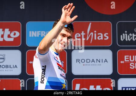 Dutch Fabio Jakobsen de Soudal Quick-Step photographié sur le podium après la course cycliste d'une journée Elfstedenronde, course 8 (sur 10) de la coupe cycliste Lotto, 190,3km avec début et fin à Bruges, dimanche 11 juin 2023. BELGA PHOTO DAVID PINTENS Banque D'Images