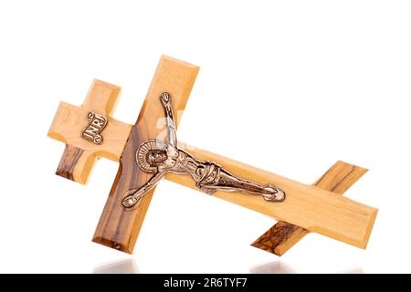 Une croix d'église en bois, macro, isolée sur fond blanc. Banque D'Images