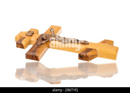 Une croix d'église en bois, macro, isolée sur fond blanc. Banque D'Images