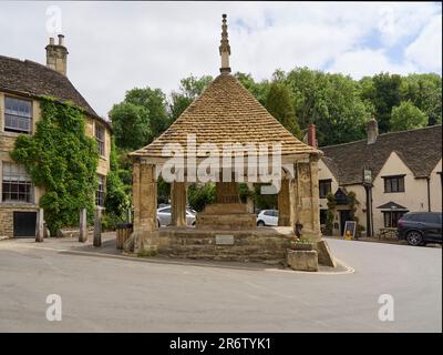 Château Combe Market Cross pittoresque village dans Wiltshire Banque D'Images