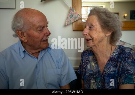 Un couple âgé, qui sont tous les deux dans leur 90s, se regarde avec amour et affection après 70 ans de mariage. Banque D'Images