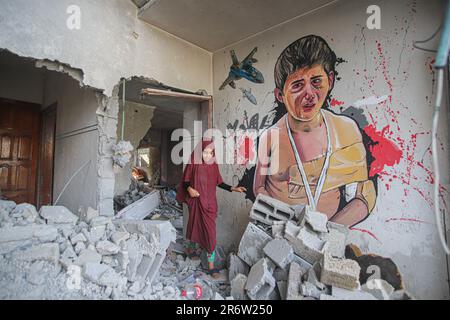 Gaza, Palestine. 11th juin 2023. Les artistes palestiniens du graffiti dépeignent la violence israélienne contre les enfants à Gaza, sur 11 juin 2023. Photo de Ramez Habboub/ABACAPRESS.COM crédit: Abaca Press/Alay Live News Banque D'Images