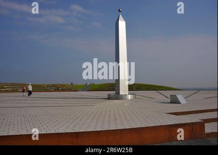 Cadran solaire avec obélisque, parc paysager, Hoheward slagheap, Herten, région de la Ruhr, Rhénanie-du-Nord-Westphalie, Allemagne Banque D'Images