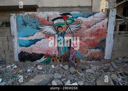 Gaza, Palestine. 11th juin 2023. Les artistes palestiniens du graffiti dépeignent la violence israélienne contre les enfants à Gaza, sur 11 juin 2023. Photo de Ramez Habboub/ABACAPRESS.COM crédit: Abaca Press/Alay Live News Banque D'Images
