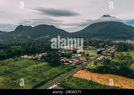 Un drone survole le majestueux volcan Arenal du Costa Rica. En capturant sa beauté grandiose d'en haut, le pic puissant est un symbole de la nature Banque D'Images