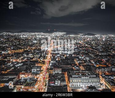 Vue aérienne nocturne de Mexico : la métropole tentaculaire brille d'une tapisserie fascinante de lumières de la ville, mettant en valeur l'énergie vibrante et le grandiose Banque D'Images