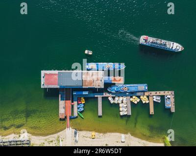 Vue panoramique depuis le drone sur la marina sur le lac Solina, dans les montagnes polonaises de Bieszczady, en Pologne Banque D'Images