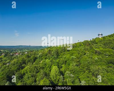 Vue panoramique depuis le drone au coucher du soleil, sur le lac Solina au-dessus du barrage de Solina, dans les montagnes polonaises de Bieszczady, en Pologne Banque D'Images