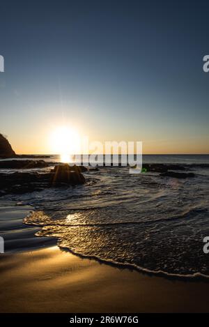 Coucher de soleil paysage photo avec ciel clair surplombant la plage de sable face à l'océan Atlantique au Nicaragua près de San Juan del sur Banque D'Images