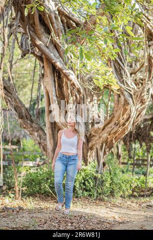 Femme blonde sur une aventure, la marche et l'exploration dans la jungle au Nicaragua Banque D'Images