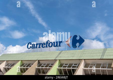 Sa Coma, Espagne; mai 19 2023: Façade principale de la chaîne multinationale hypermarché Carrefour, sa Coma, île de Majorque, Espagne Banque D'Images