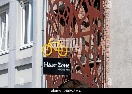 Location de vélos et salon de coiffure Haar zone à Niklaas Desparsstraat, Bruges, Flandre, Belgique Banque D'Images