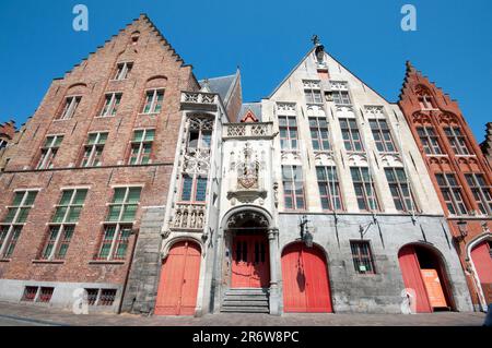 Ancien péage (1477) à Jan van Eyckplein (place Jan van Eyck), Bruges, Flandre, Belgique Banque D'Images