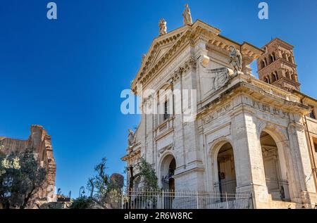 Santa Francesca Romana , anciennement appelée Santa Maria Nova, est une église catholique romaine située à côté du Forum romain, Rome, Italie Banque D'Images