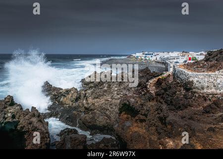 De grands vawes se brisant près du village d'El Golfo, Lanzarote Banque D'Images