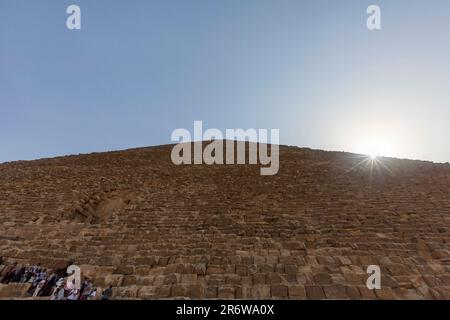 Sunburst près de l'apex de la Pyramide de Khufu à Gizeh au Caire Banque D'Images